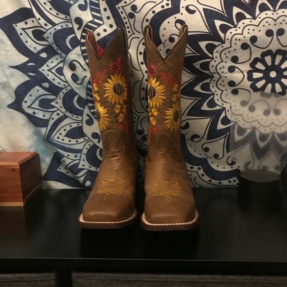 Soto boots beautiful and new only tried on and hand  stitched  with flowers. - Picture 2 of 3
